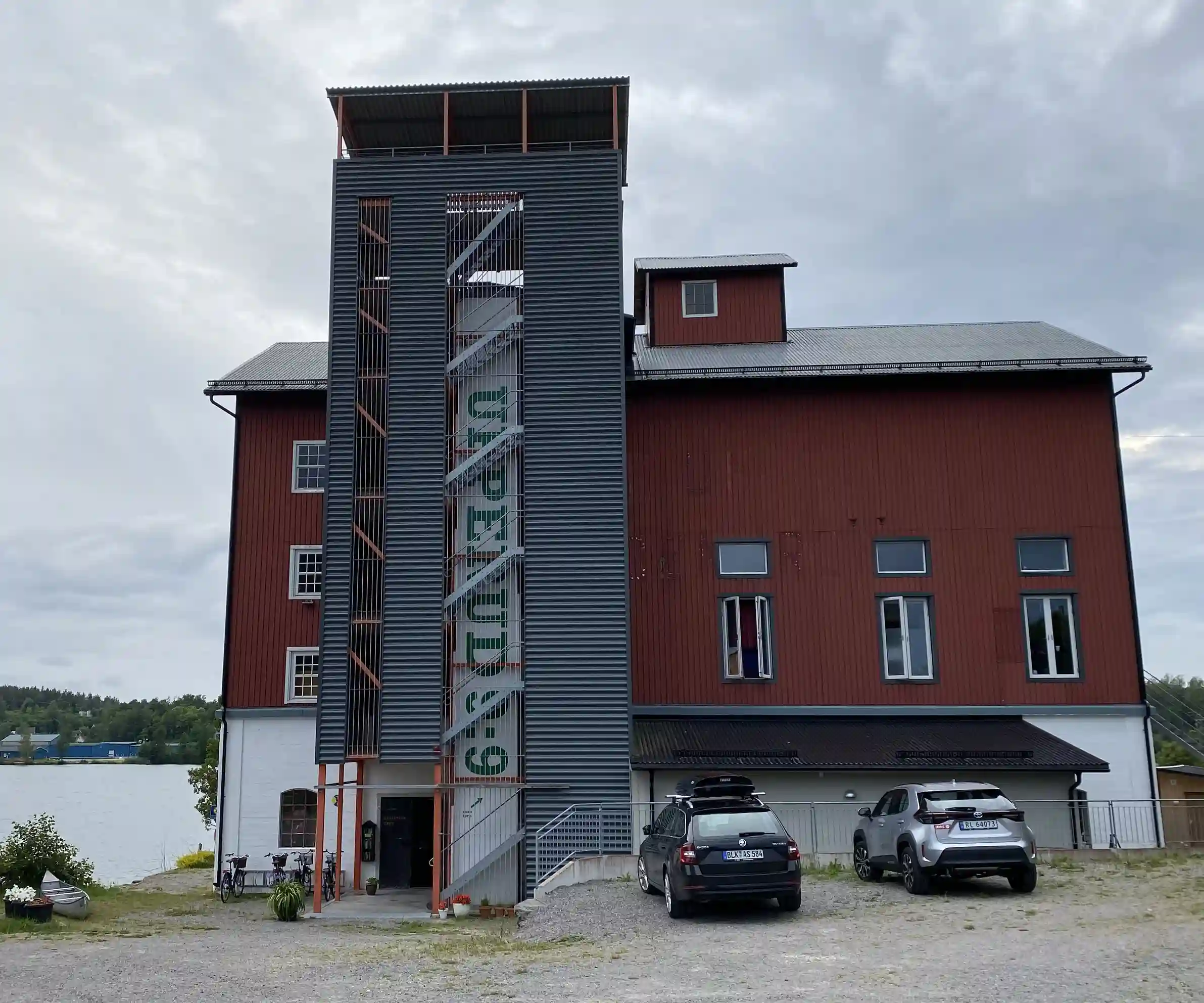 Bild av Upperuds Gästhamn som visar en charmig byggnad med båtfönster och träpaneler, vilket speglar en maritim och inbjudande atmosfär vid vattnet.