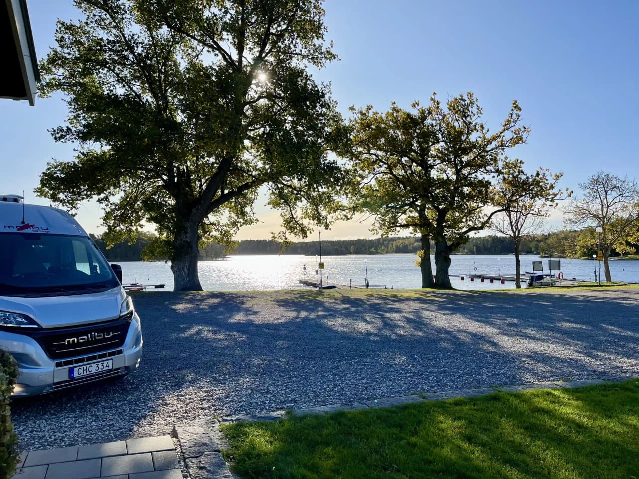 Njut av lugn och komfort vid Spångens småbåtshamn, en idyll för avkoppling och äventyr intill det glittrande vattnet.