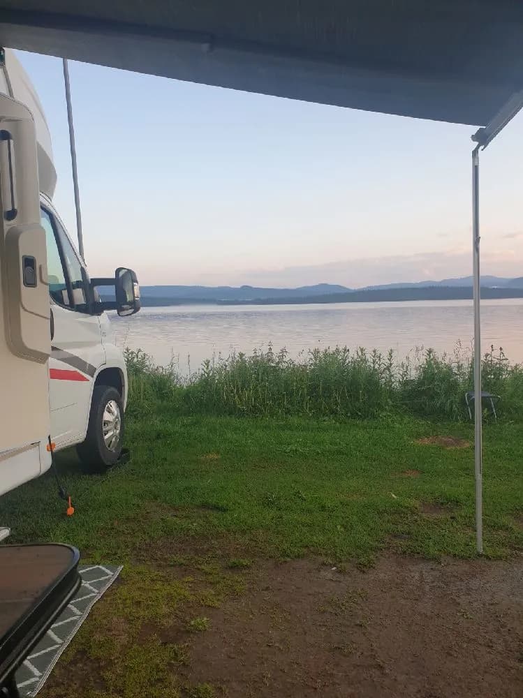 Fiska, vandra och upplev norrsken vid Jormvattnets Fiskecamp – din hållbara oas i Jämtlands vildmark, öppen året runt!