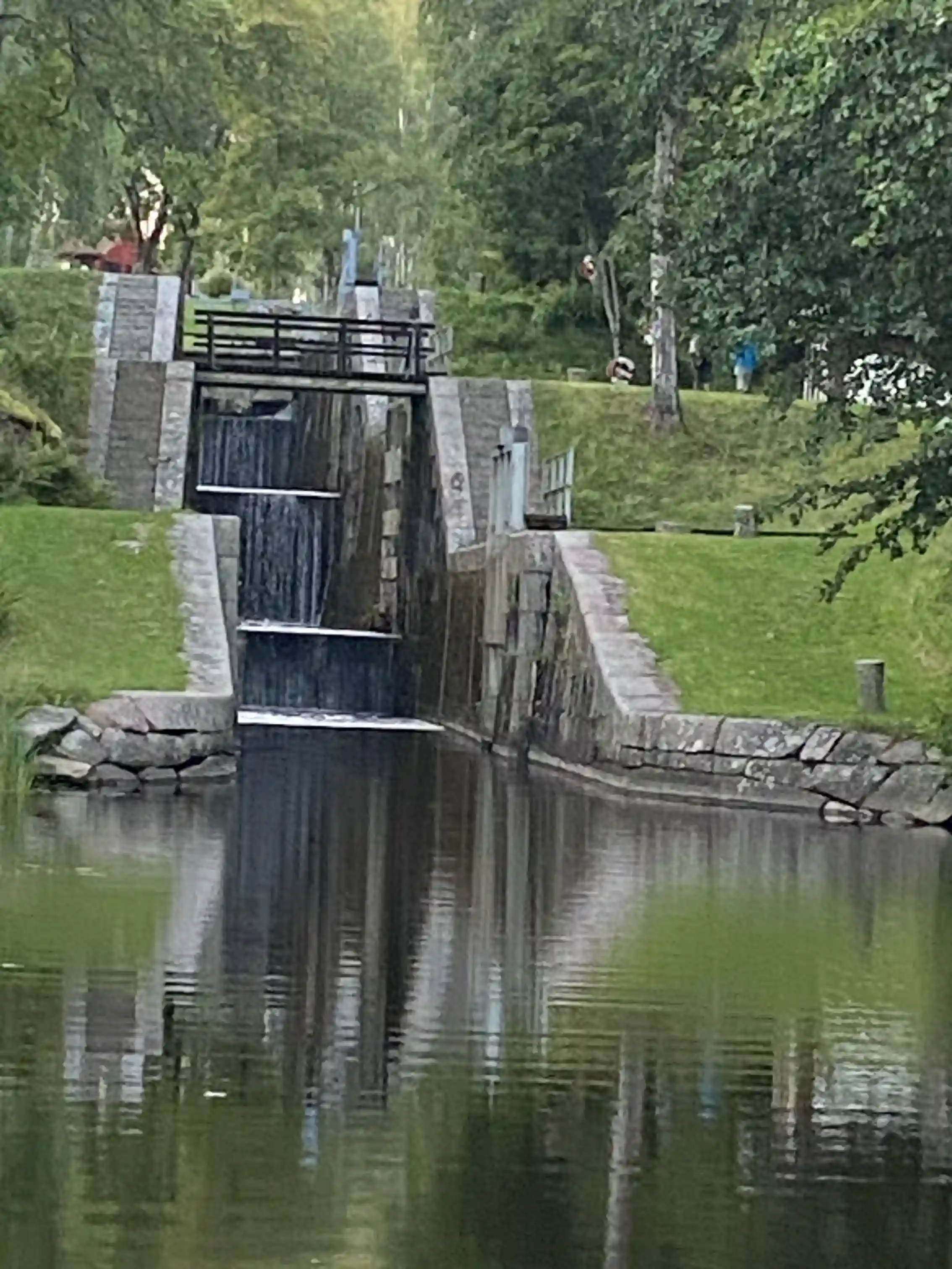 Badsta Camping: Njut av naturens äventyr i Värmlands fridfulla skogar, med fiske, vandring och en avkopplande stjärnklar himmel.