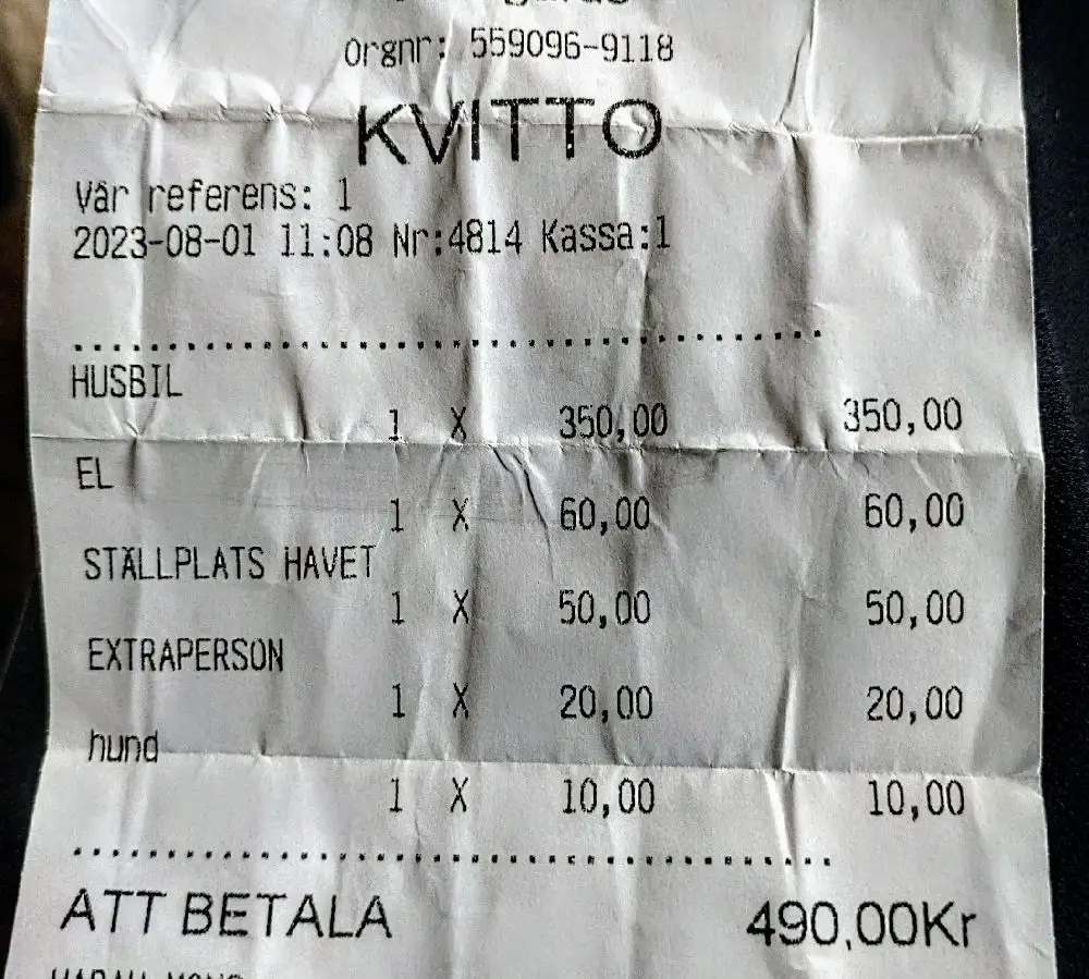 En bild som visar ett kvitto med olika nummer och text på papper. Kvittot kan ge information om köp eller bokning vid Wikegårds Semesterby & Ställplatscamping, vilket kan vara relevant för besökare som planerar sitt besök.