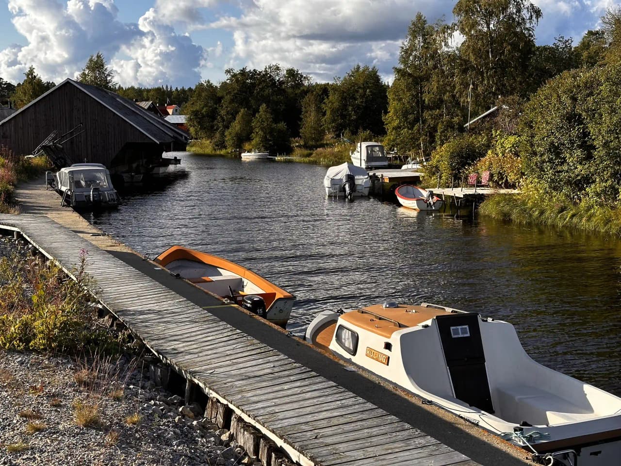 Sörfjärdens Camping: njut av äventyr och avkoppling vid Norrlands längsta sandstrand, omgiven av naturens skönhet.