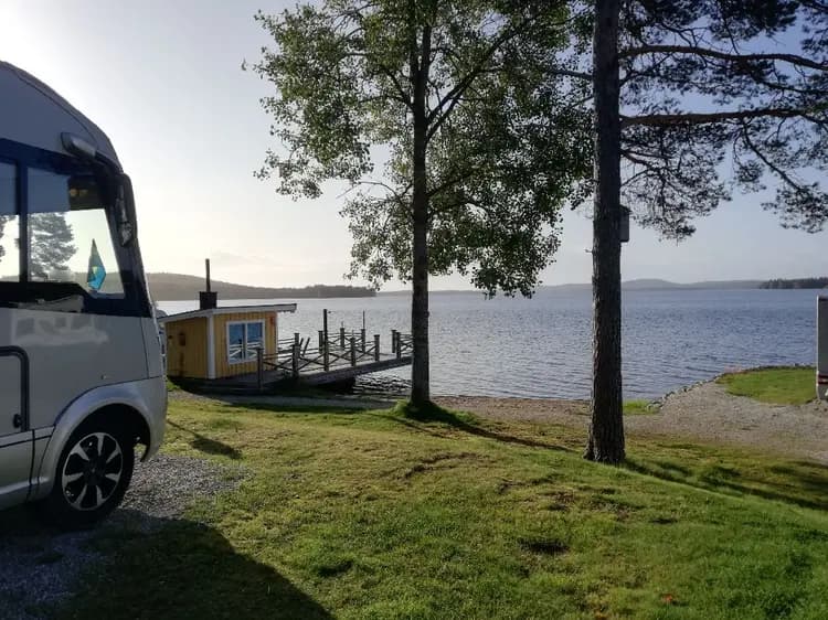 Kolgården: Din rofyllda oas vid Volgsjön, oavsett säsong. Upptäck äventyr och avkoppling i stugor eller på vår camping.