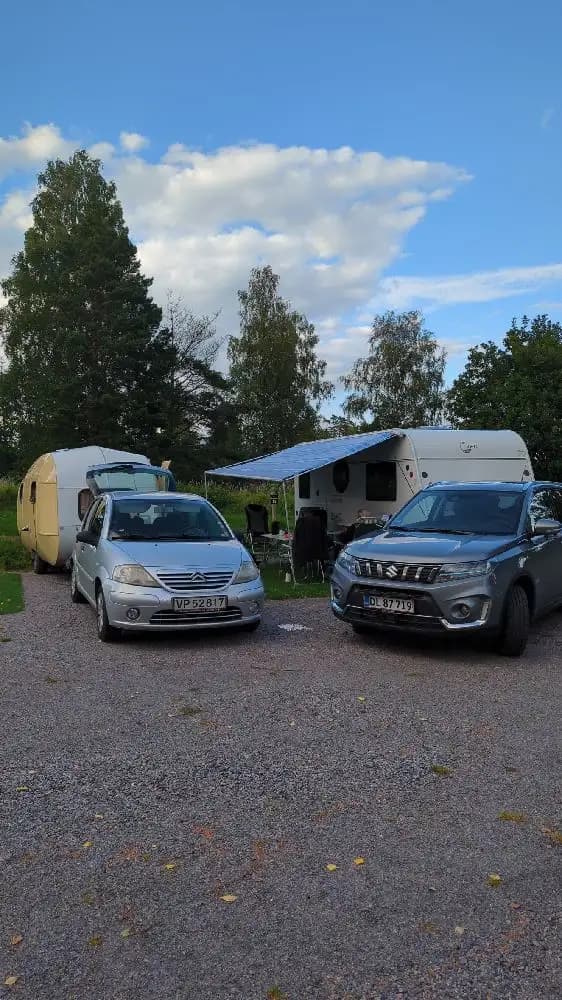 Upptäck naturens lugn och stadens puls på idylliska Stenrösets Camping Trollhättan - en perfekt tillflyktsort i Västsverige!