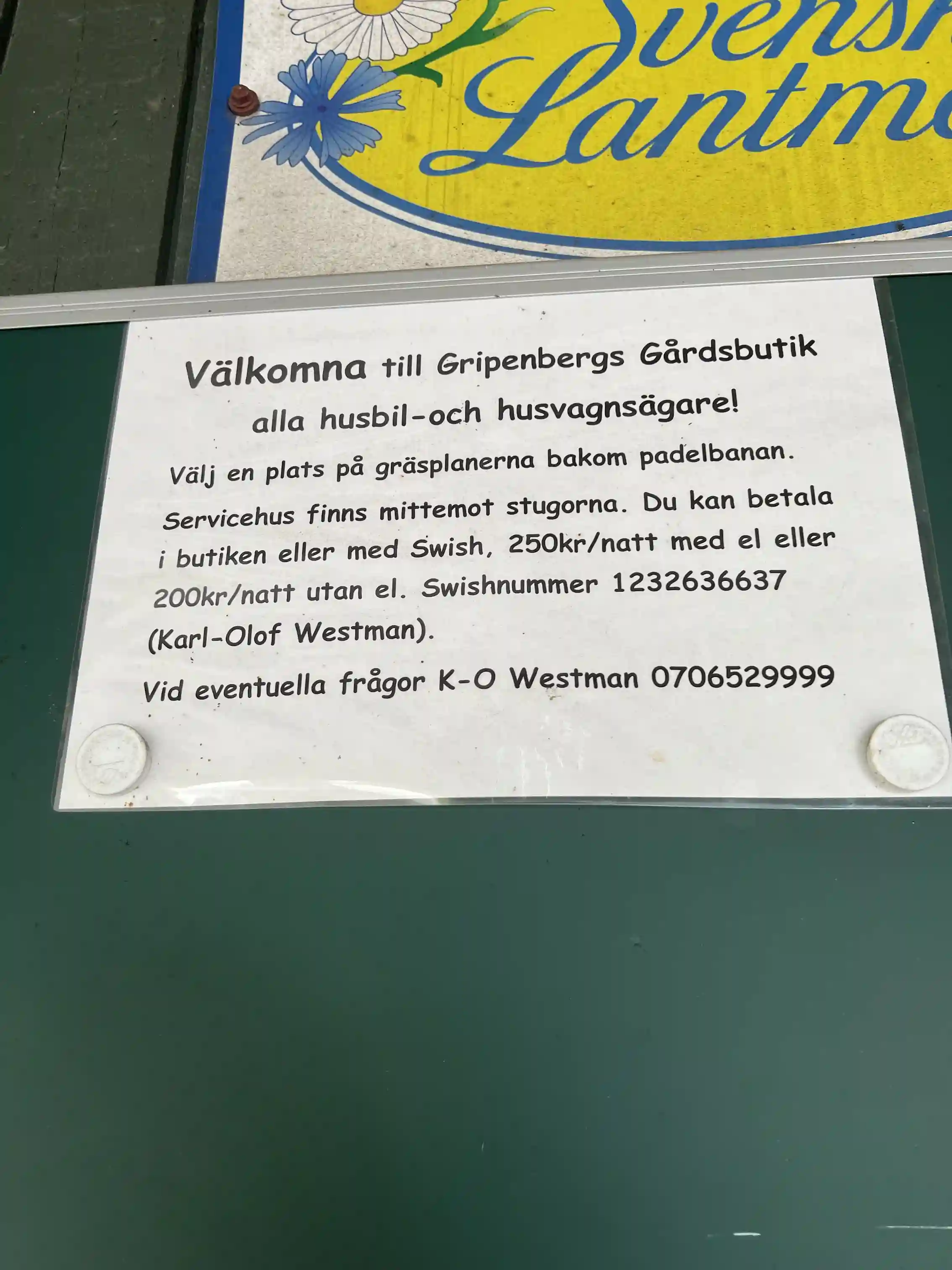 En affisch vid Gripenbergs gård som visar information och reklam för besöksmålet.