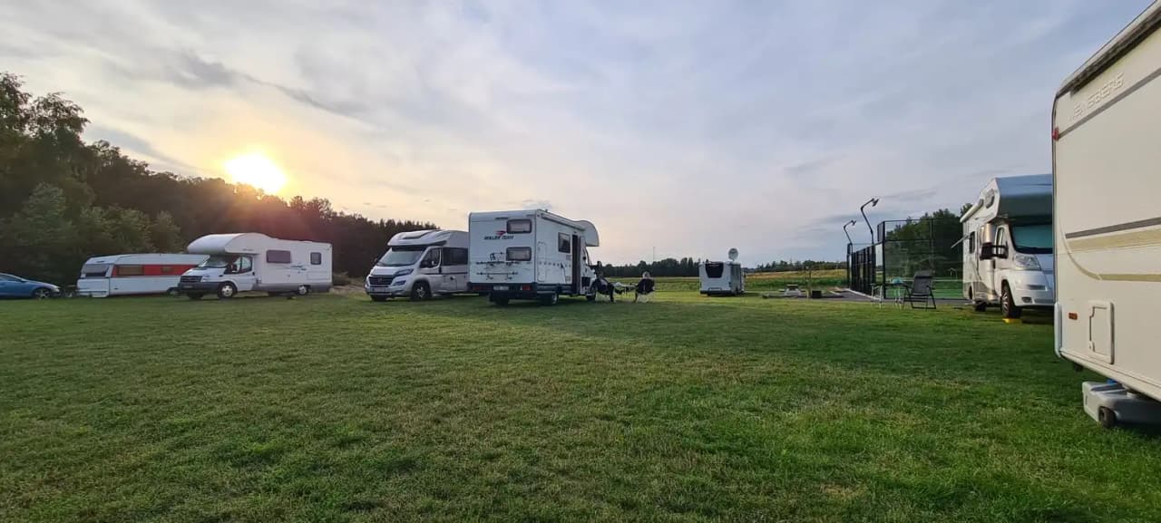 Gripenbergs gård: Lantlig camping för avkoppling, äventyr och charmiga stugor i vacker svensk natur. Utforska, koppla av, njut!