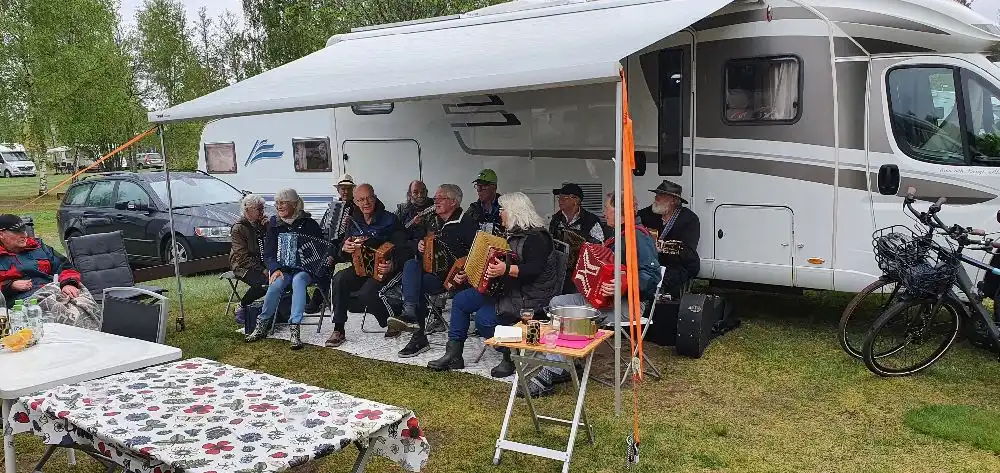 Upptäck rofylld camping vid Skagern – harmoni med naturen, aktiviteter för alla & oförglömlig svensk sommarupplevelse.