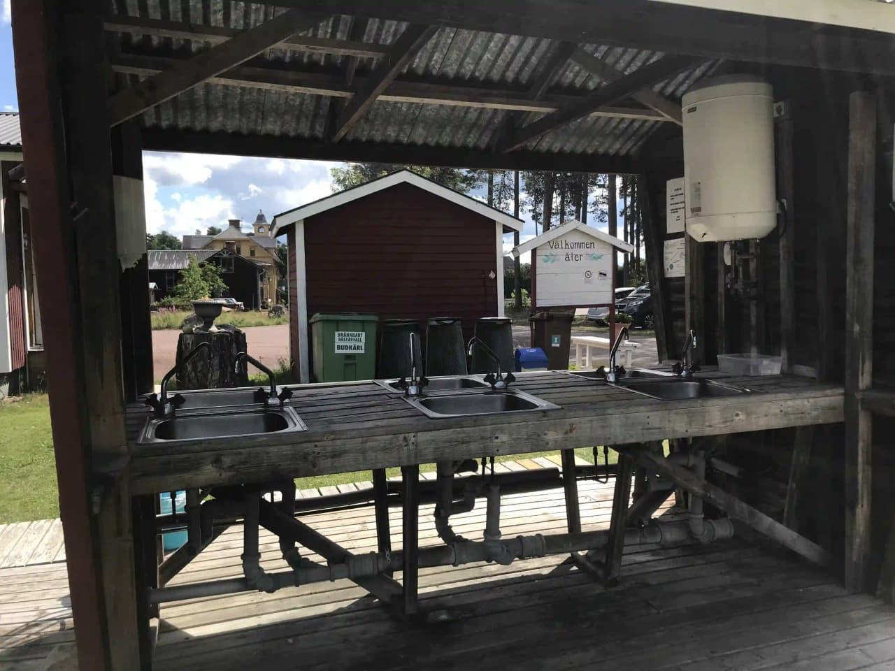 Upptäck lugnet i Furudals Camping vid Oresjön, där naturens skönhet möter bekvämlighet och äventyr i Dalarna.