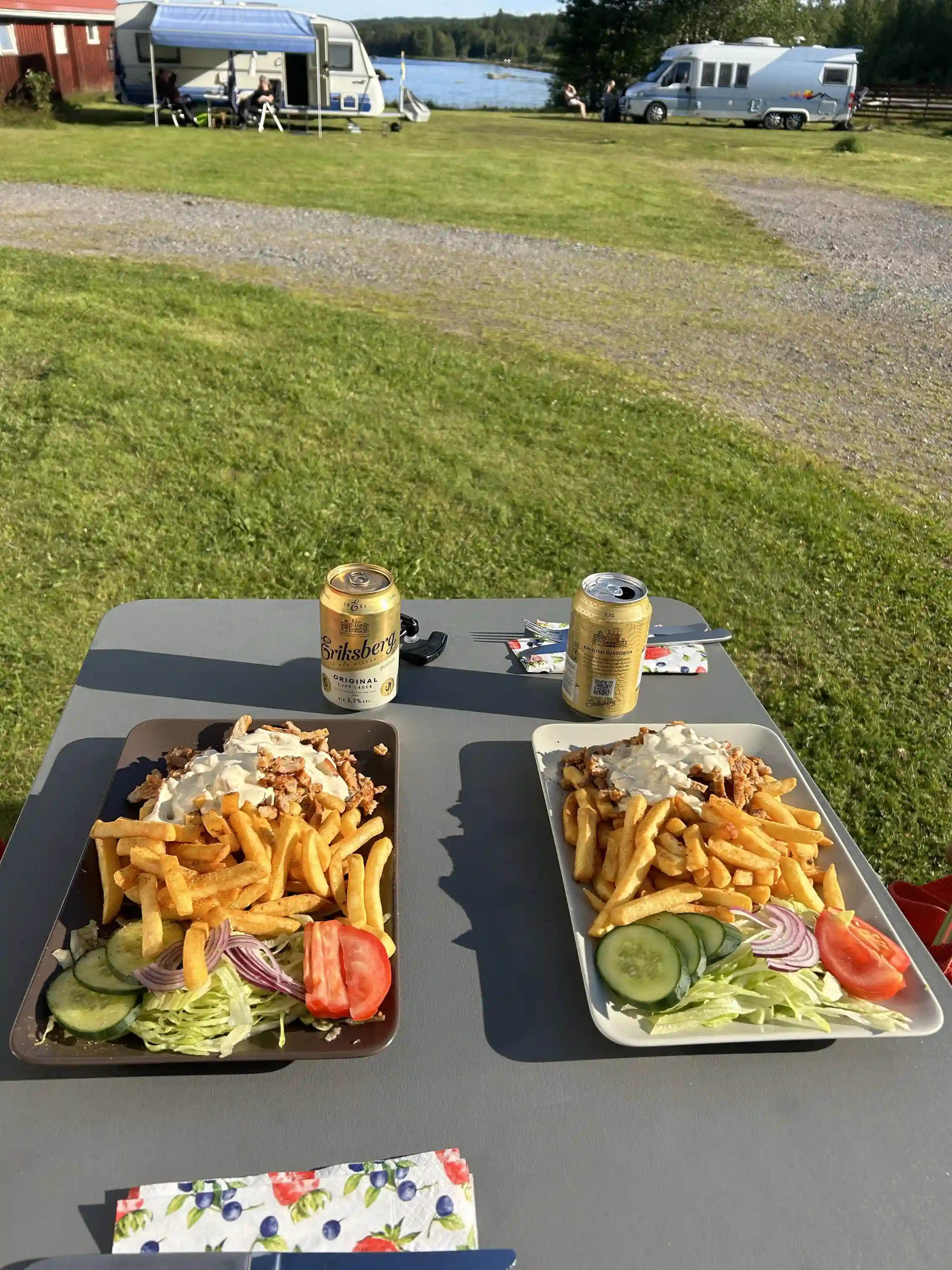 En tallrik med olika typer av fingerfood och snabbmat, såsom friterad mat, på ett dukat bord vid Lesjöbyns camping.