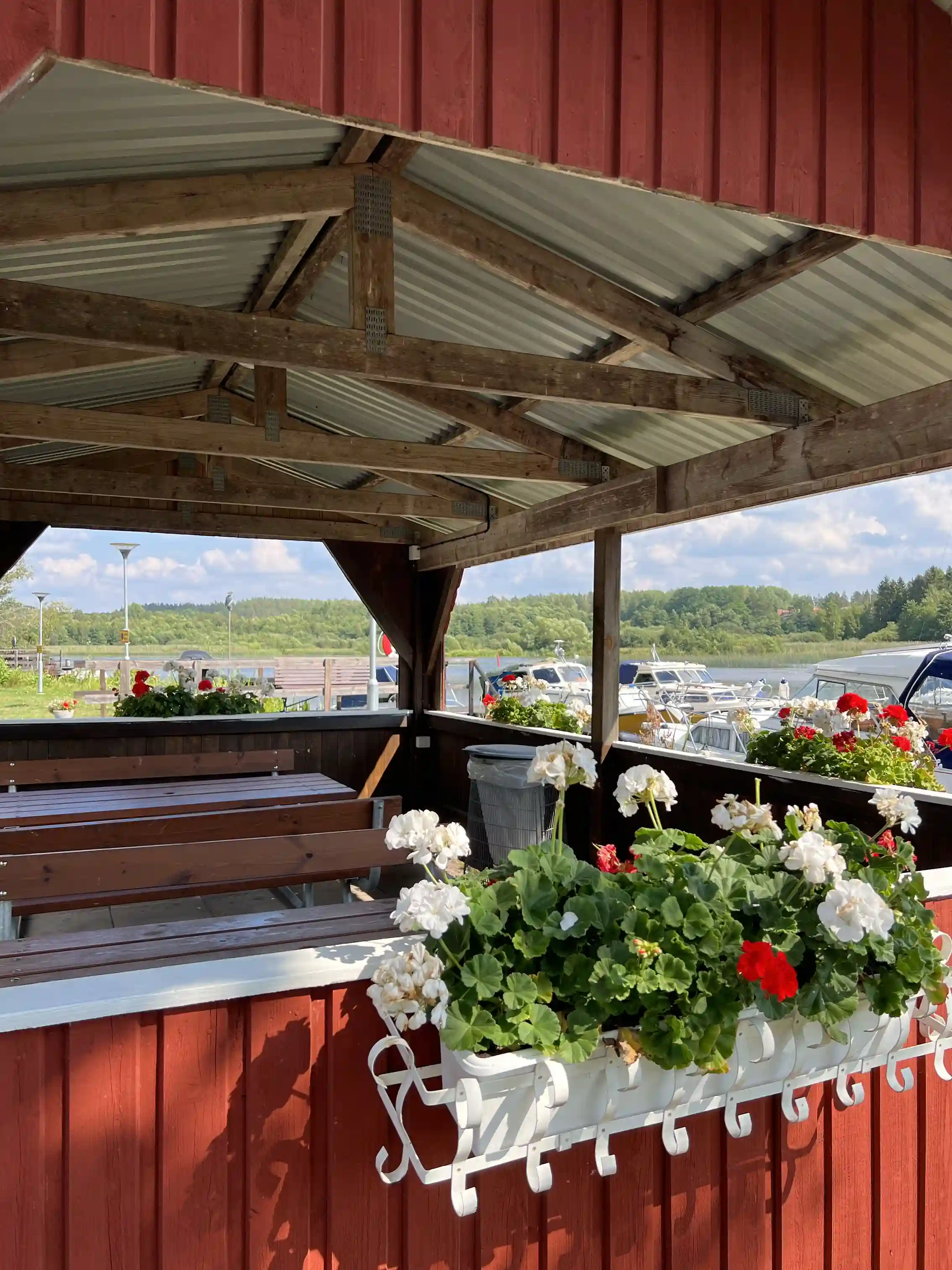 Idyllisk camping vid sjön, där natur möter båtgemenskap. Koppla av och äventyra i Södra Kinda båtklubbs avskilda harmoni.