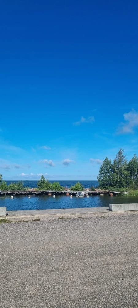 Njut av avkoppling och äventyr vid Vänerns strand på Askeviks Camping & Stugor – där natur möter komfort!