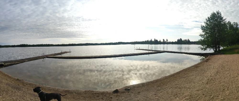 Idyllisk camping vid Lenhovdasjön: njut av natur, gemenskap och bekvämlighet i hjärtat av Småland.