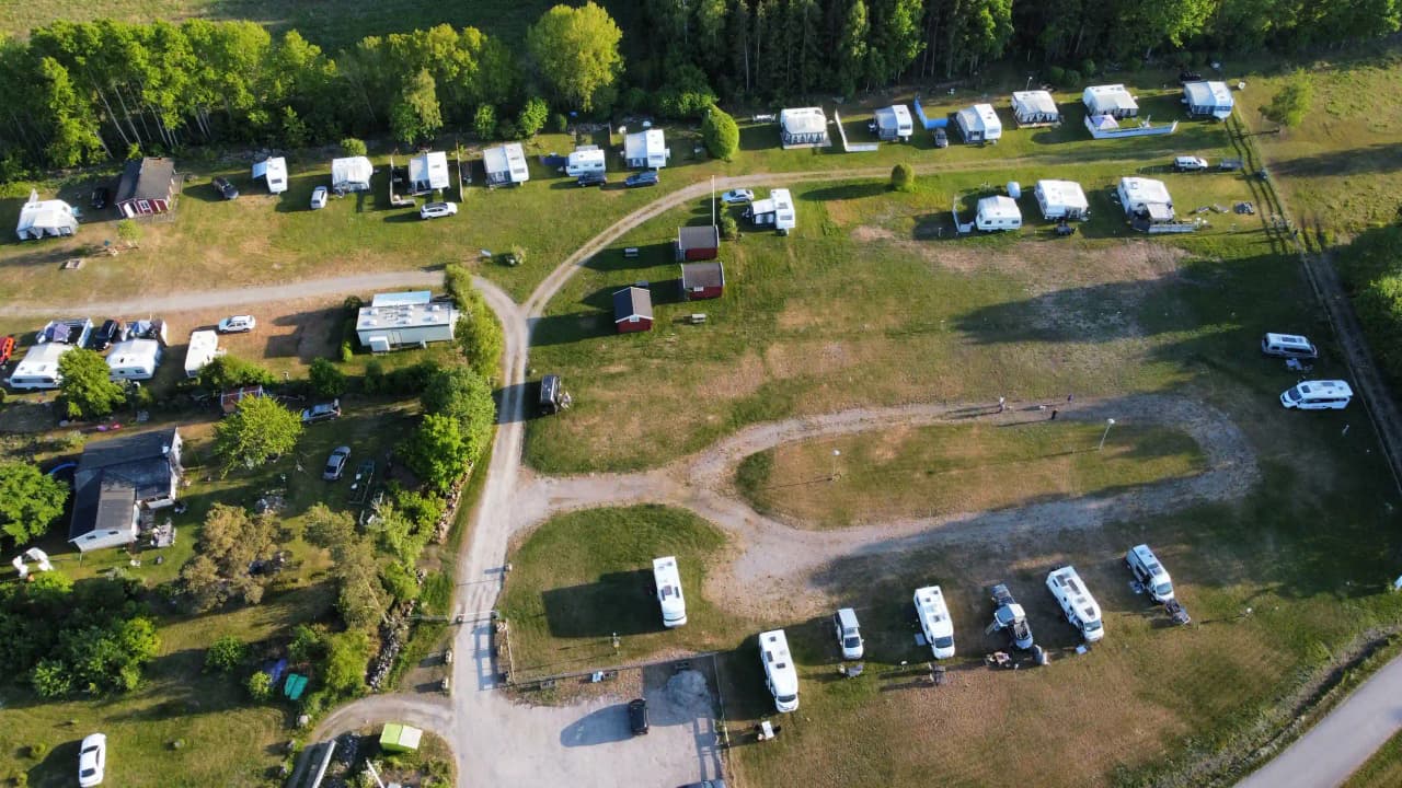 Skeppeviks Camping: Havsnära naturpärla, perfekt för familjer och äventyr, med rymliga platser och förstklassiga faciliteter.