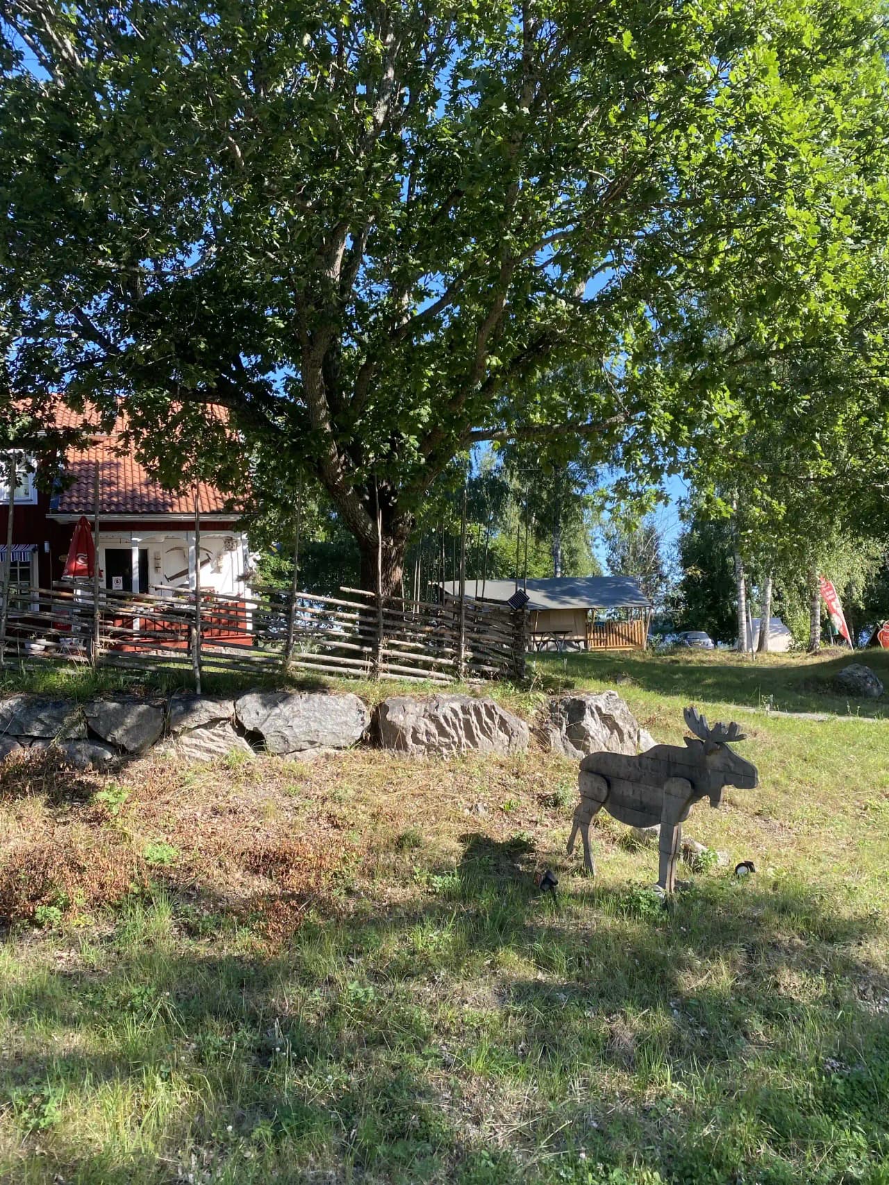 Falkudden: En naturskön camping vid Bysjön i Dalarna, perfekt för avkoppling och äventyr med vacker natur och mysiga boenden.