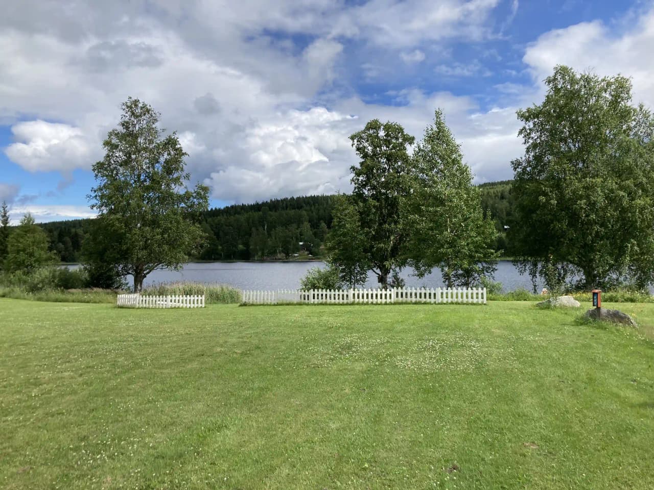 Naturnära camping vid sjö, perfekt för familjer. Upplev äventyr och avkoppling med förstklassiga faciliteter.