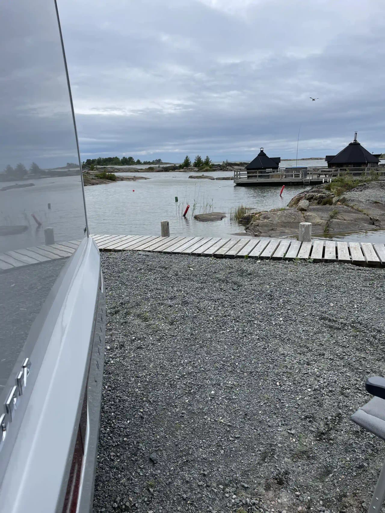 En molnig dag vid Filsbäcks camping med båtar förtöjda vid en brygga i en småbåtshamn.