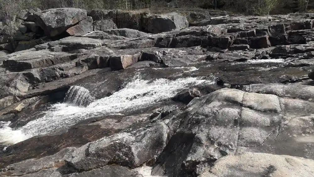 Nära älven Voxnan, Alfta Camping erbjuder husbilar, tältplatser och Hälsingestugor för äventyr och avkoppling.