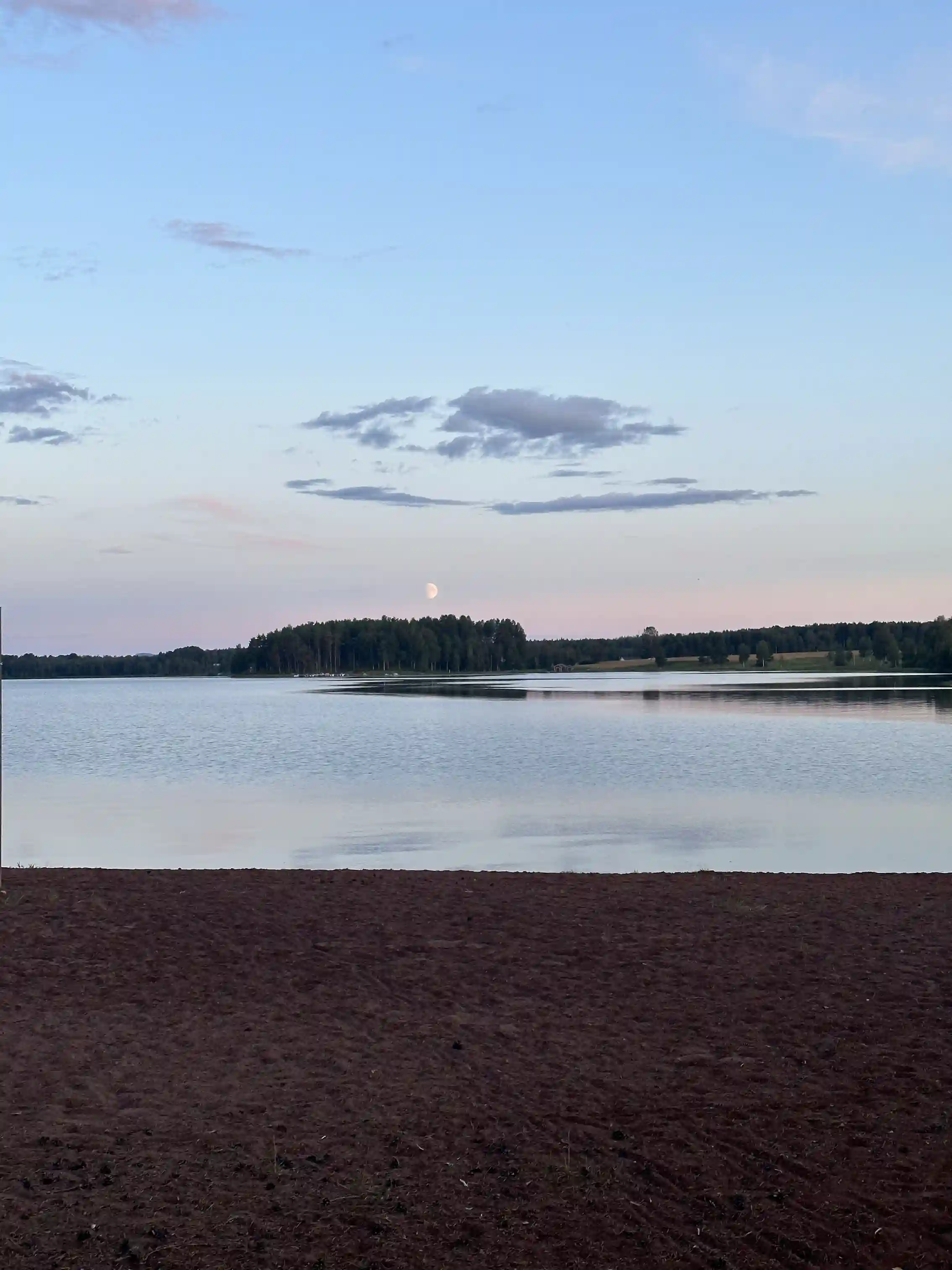 Upptäck Våmåbadets Camping vid Orsasjön – avkoppling, äventyr och naturupplevelser väntar i denna vackra oas.