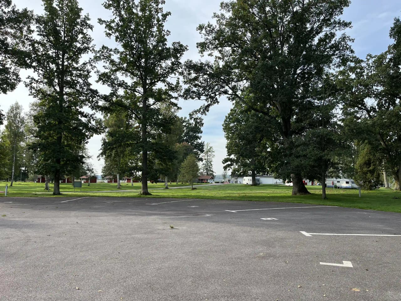 Vid sjön Hulingen gömmer sig Hultsfred Strandcamping - natur, kultur och harmoni möts för en oförglömlig campingupplevelse.