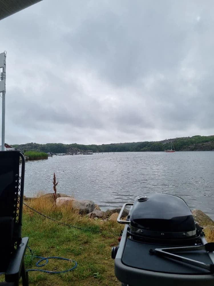 Rörviks Familjecamping: En havsnära oas för avkoppling och äventyr vid vackra Hamburgsund! Perfekt för alla åldrar.