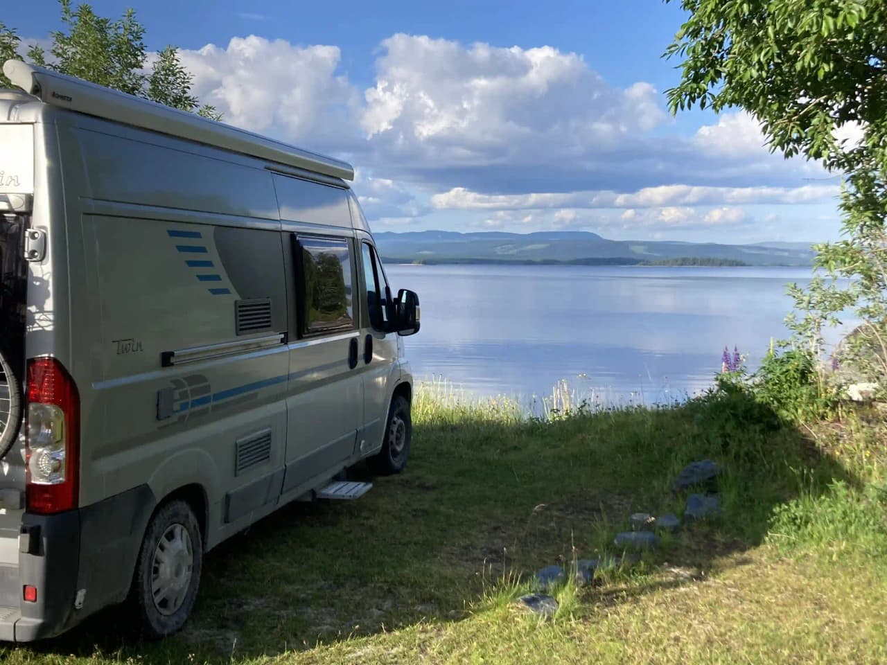 Upptäck Kallsedet Camping: rofylld avskildhet vid sjön Juvuln, mitt bland Jämtlands storslagna berg och natur. Boka nu!