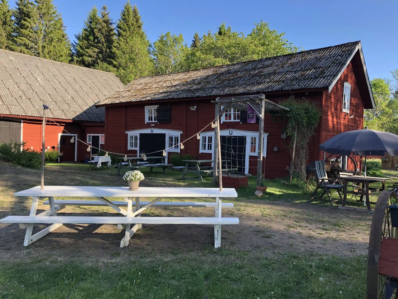 Upptäck Hemma på Hult: En fridfull oas i Smålands hjärta, med mysiga stugor, historiska miljöer och natursköna upplevelser.