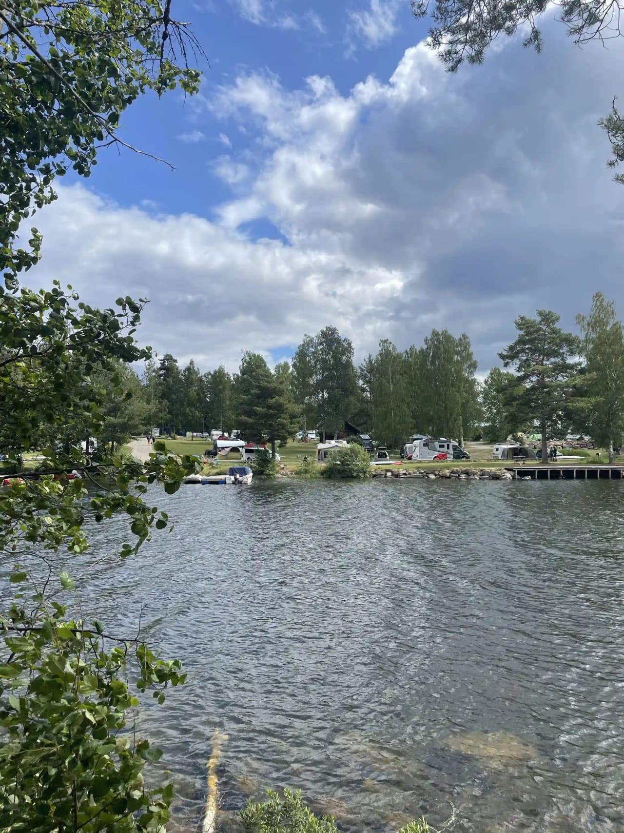 Vammervikens camping: En fridfull oas vid Västra Silen för avkoppling och äventyr, omgiven av naturskönhet och gemenskap.