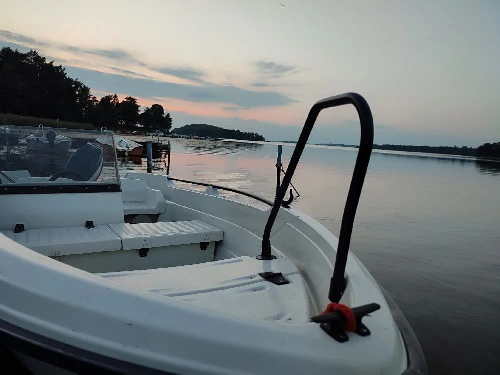 "Njut av natur och äventyr på Sundbyholms camping, nära Eskilstuna – perfekt för avkoppling och utforskning vid Mälarens strand."