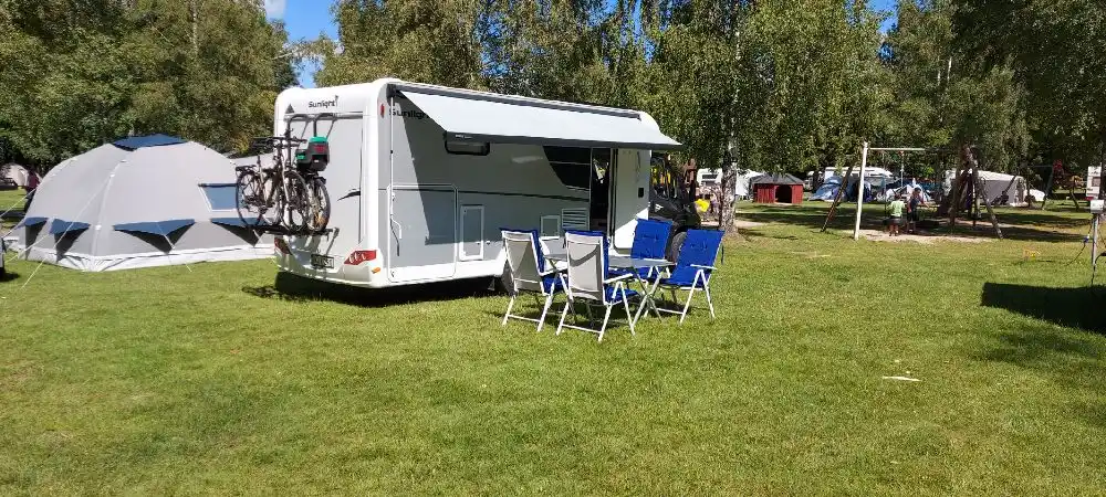 Upplev Parken Zoo Camping: Bo nära djur & natur med topprankade faciliteter, spänning för hela familjen, och härlig avkoppling!
