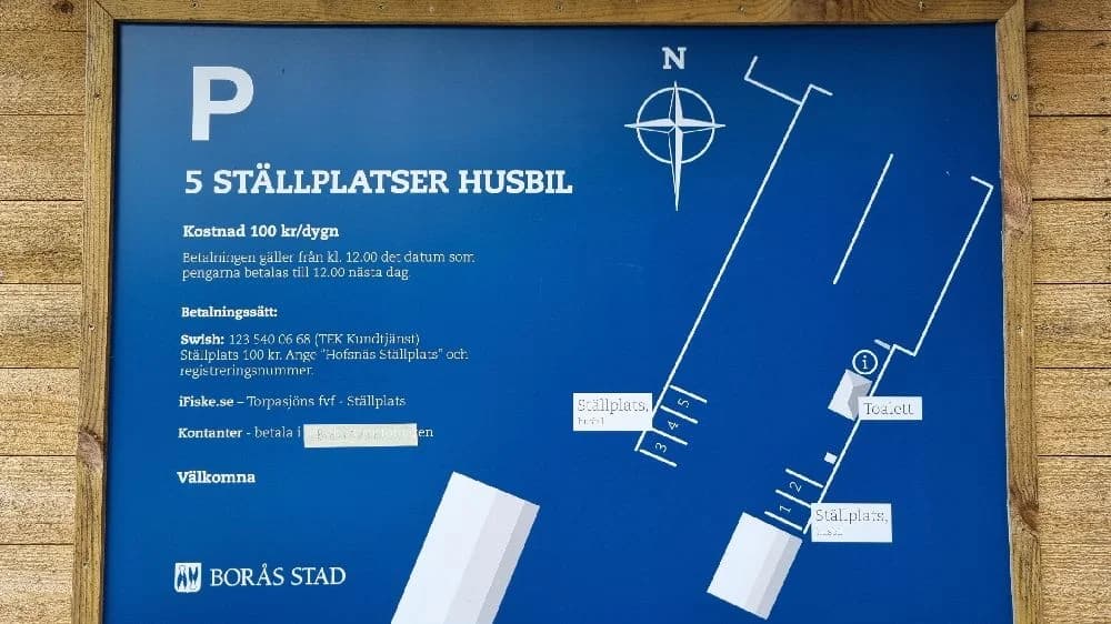 En stiliserad skylt med grafisk design och textreklam för Hofsnäs Herrgård, ett populärt besöksmål.