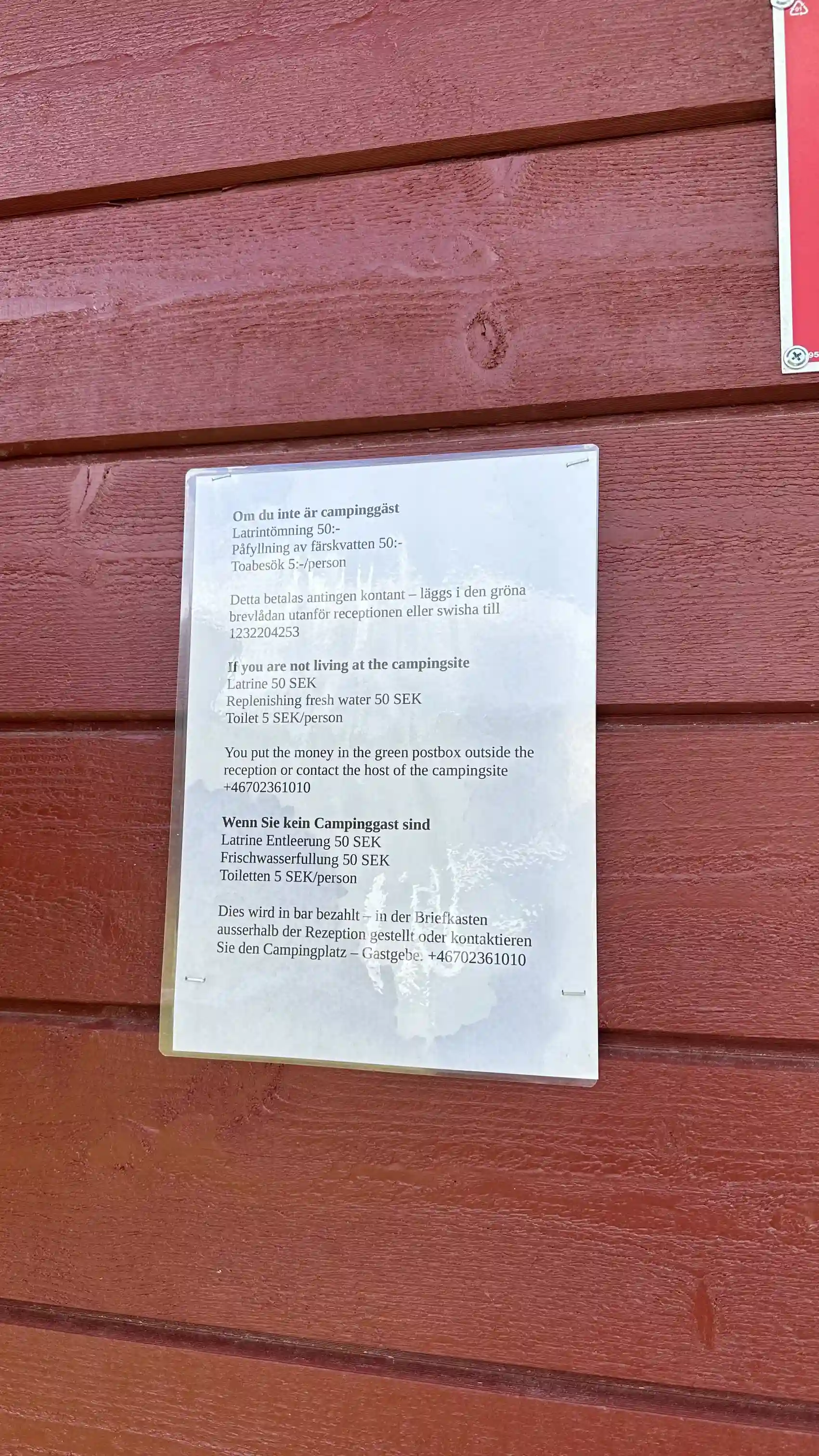 Njut av en avkopplande campingupplevelse på Hoks Naturcamping, där skogen möter komfort och äventyr väntar runt hörnet.