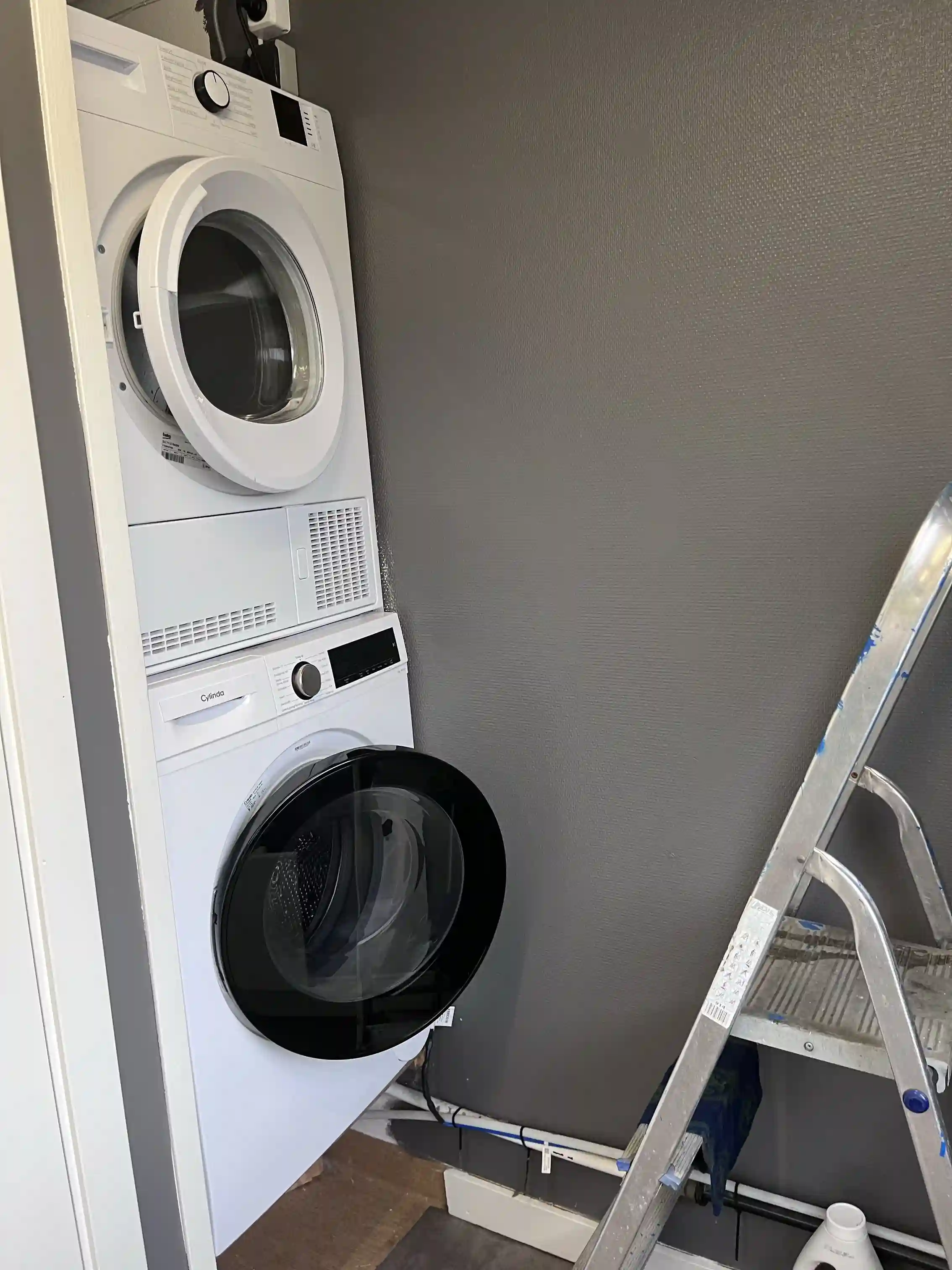 Njut av lugn natur och stadens bekvämligheter vid Arvika småbåtshamn – en campingoas med oslagbar sjöutsikt och topptjänster.