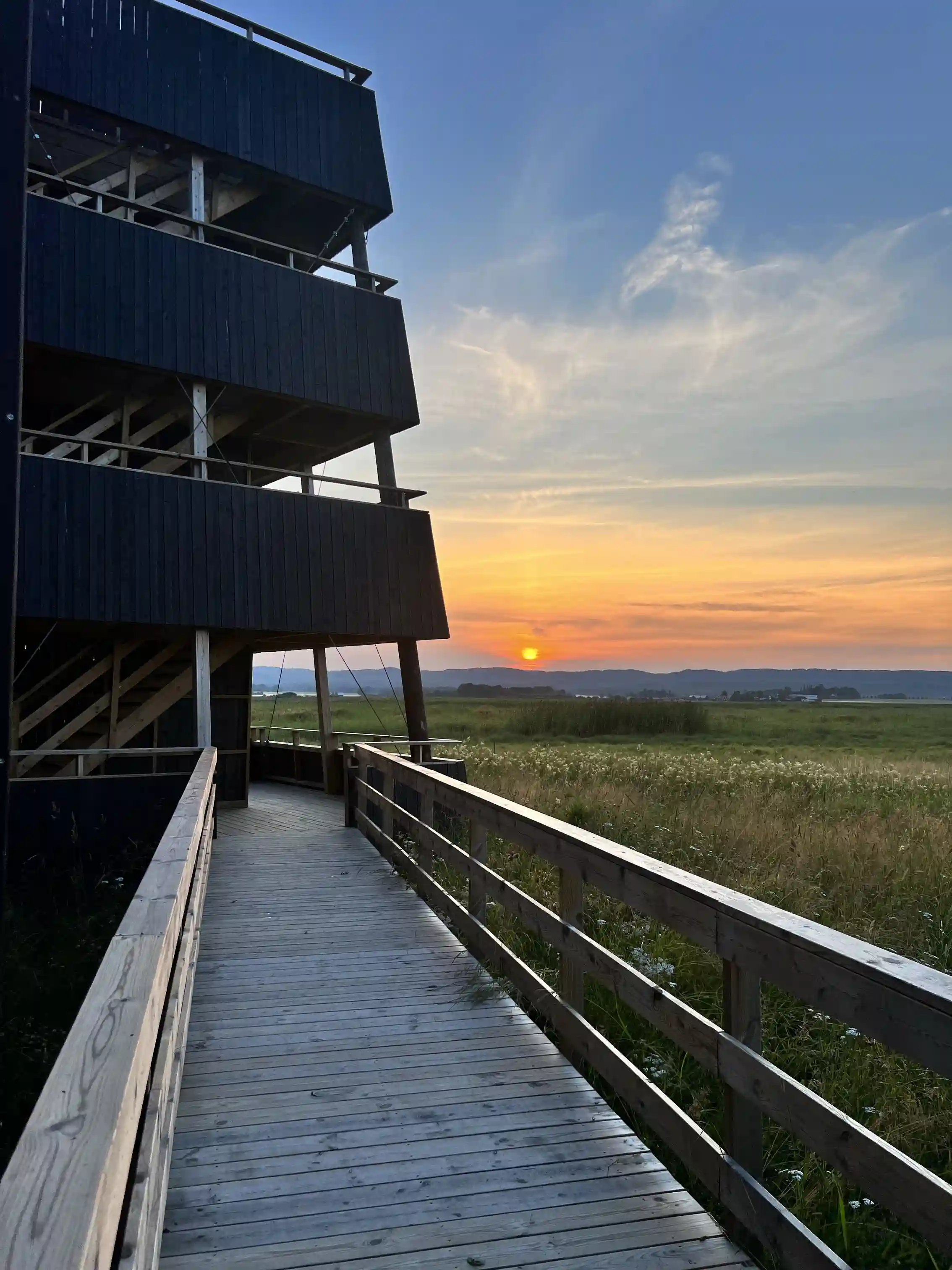 En stilla kvällshimmel med mjuka färger av solnedgång vid Gustavsvik Resort.