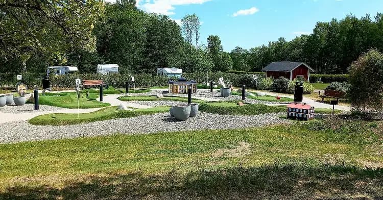 Upptäck avkoppling och äventyr vid Skantzö Bad & Camping – en naturskön oas i Mälardalen, perfekt för hela familjen!