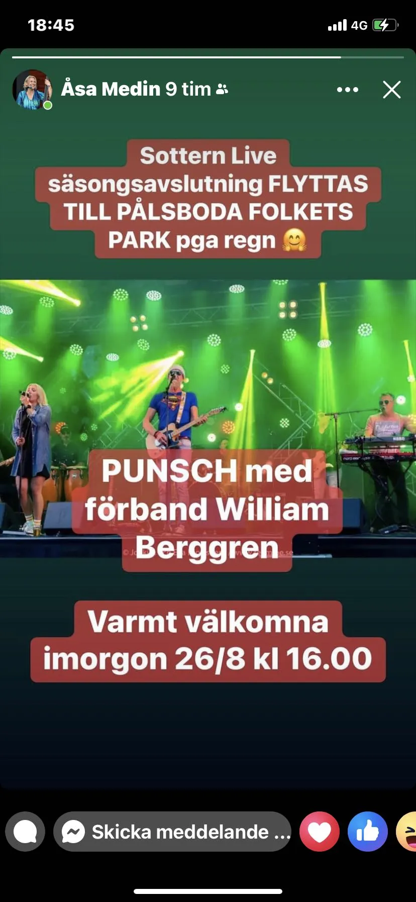 En skylt vid infarten till Svennevads Camping, dekorerad med reklam för ett evenemang med musikframträdanden. I bakgrunden syns campingens scenområde, redo för kvällens offentliga konsert och underhållning.