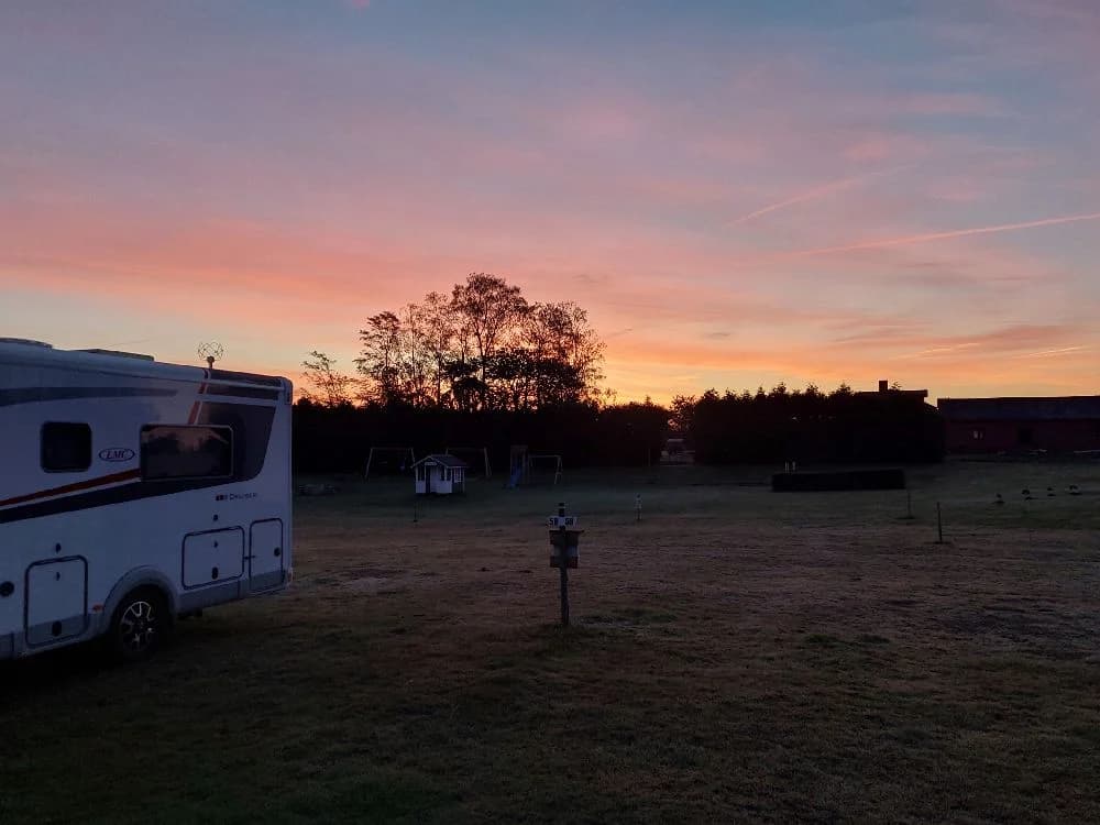 Upplev idyllisk natur och aktiviteter på Ängdala camping, mitt i Österlen. Perfekt för avkoppling och upptäcktsfärder!