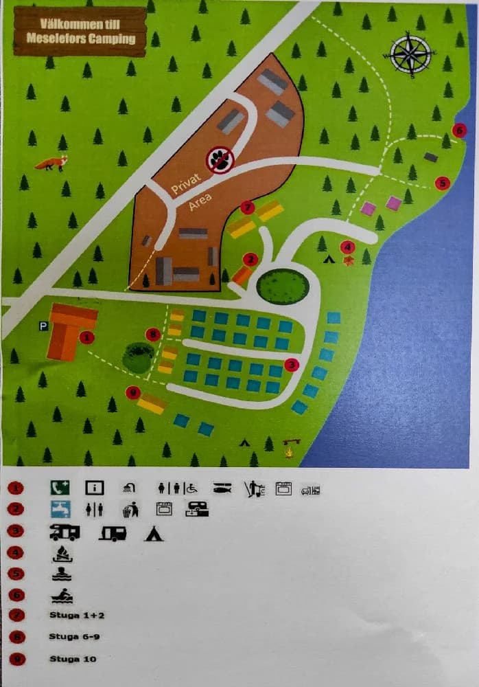 En välskött stig slingrar sig genom den gröna parken med designade landskapselement på Meselefors camping.
