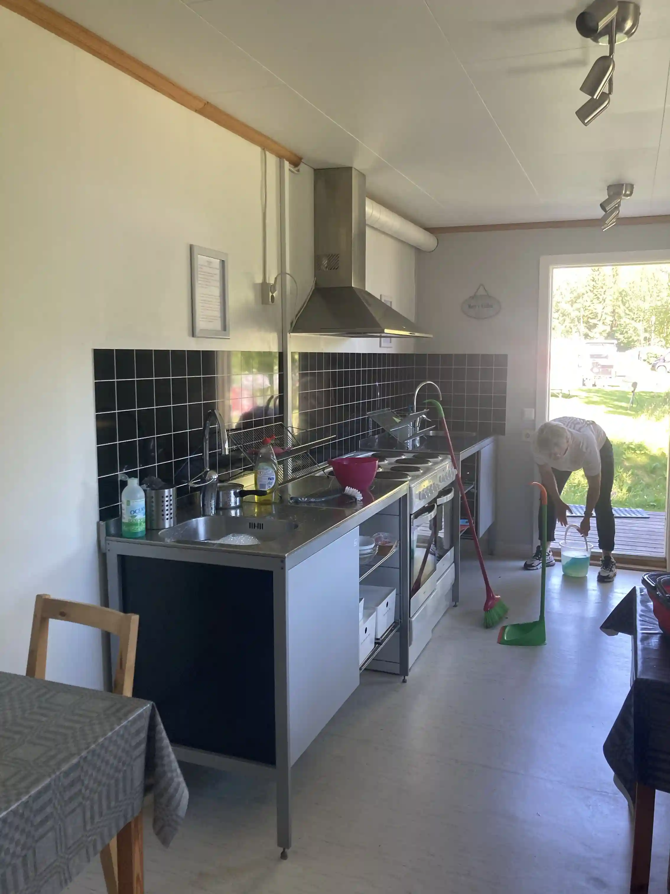 Bild av ett modernt kök på Hammarstrands camping med stilrena kö