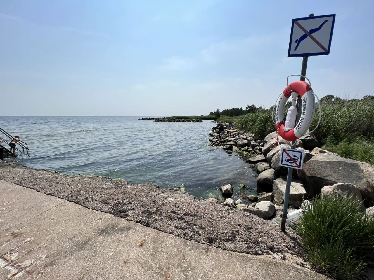 En klippig kustlinje vid Björkenäs camping med utsikt över havet, sandstränder och en naturskön miljö för rekreation och semester.