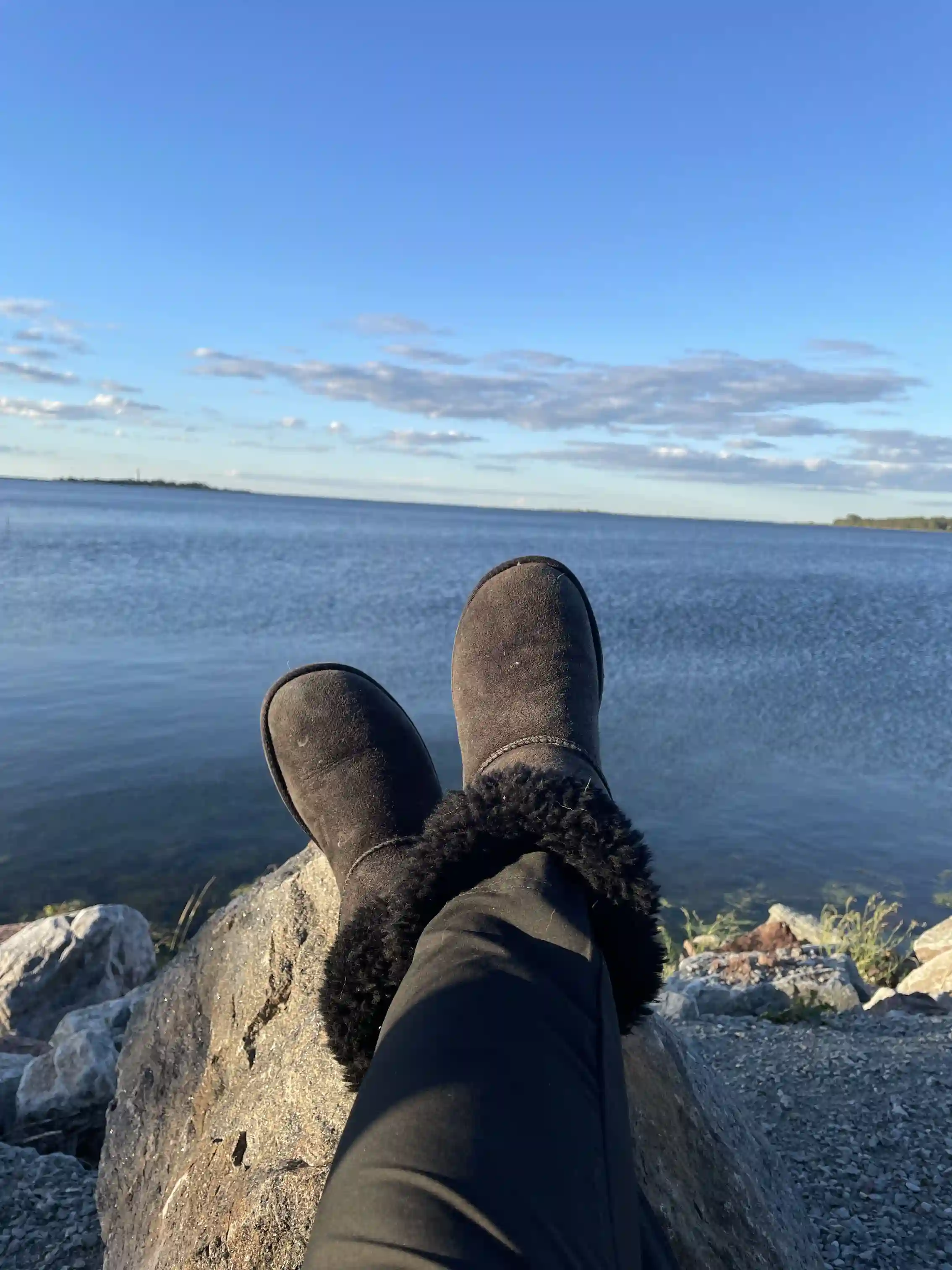 En sandig strand vid Böda hamns camping med kustlinje och hav i bakgrunden.