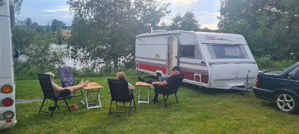 Upptäck äventyr och avkoppling på Backe camping, en naturskön oas med boendealternativ för alla smaker vid Stenhammaren.