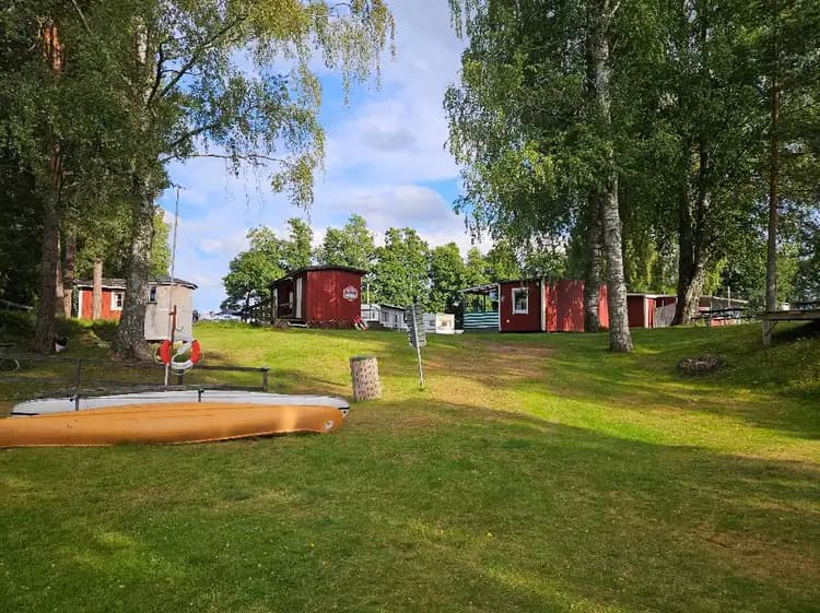 Charmiga Horndals Bad & Camping vid sjön Rossen, perfekt för avkoppling och äventyr, med boende och aktiviteter för alla åldrar.
