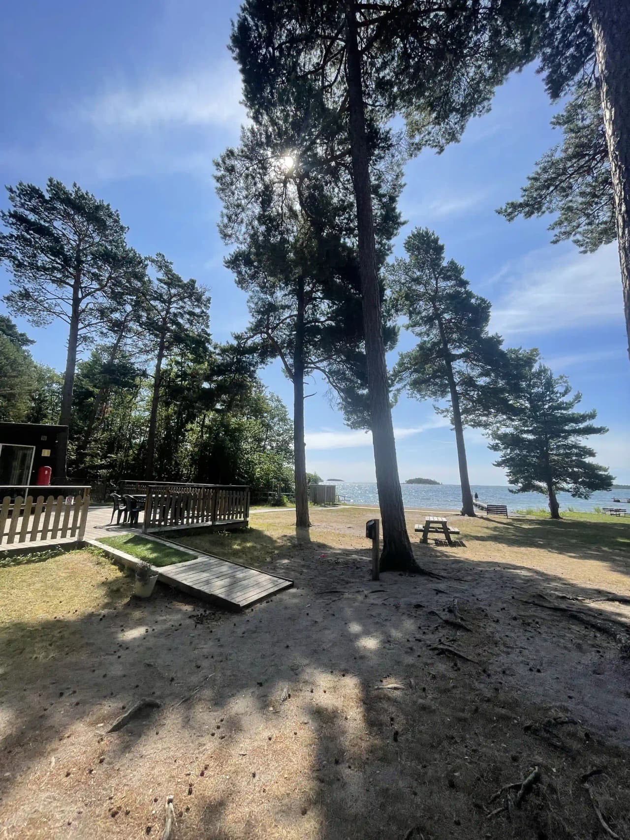 Oas vid havet: Jogersö Eco Camping förenar naturens lugn med äventyr och hållbarhet vid Södermanlands kust.