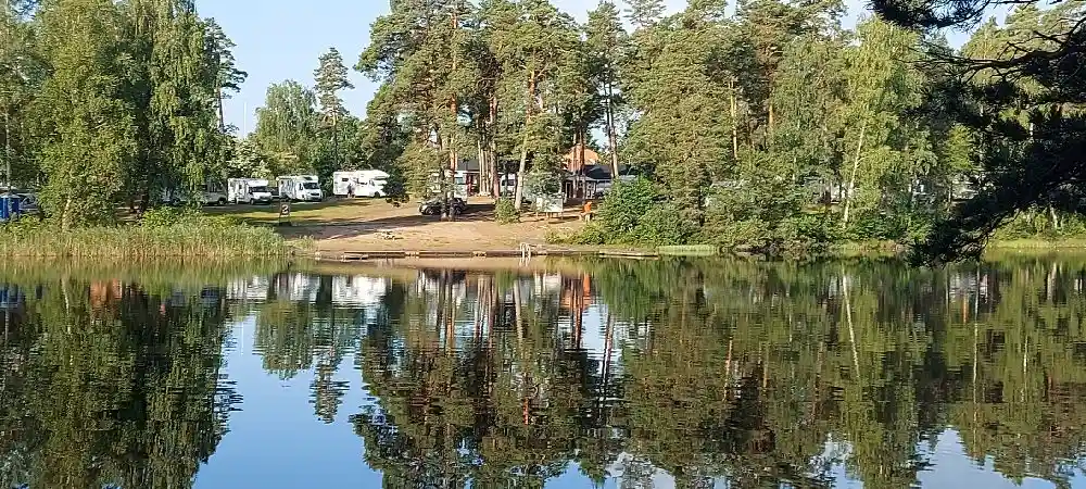 Joelskogens camping: Njuta av naturens harmoni i Glasrikets hjärta. Avkoppling, äventyr och kultur. Välkommen hem!