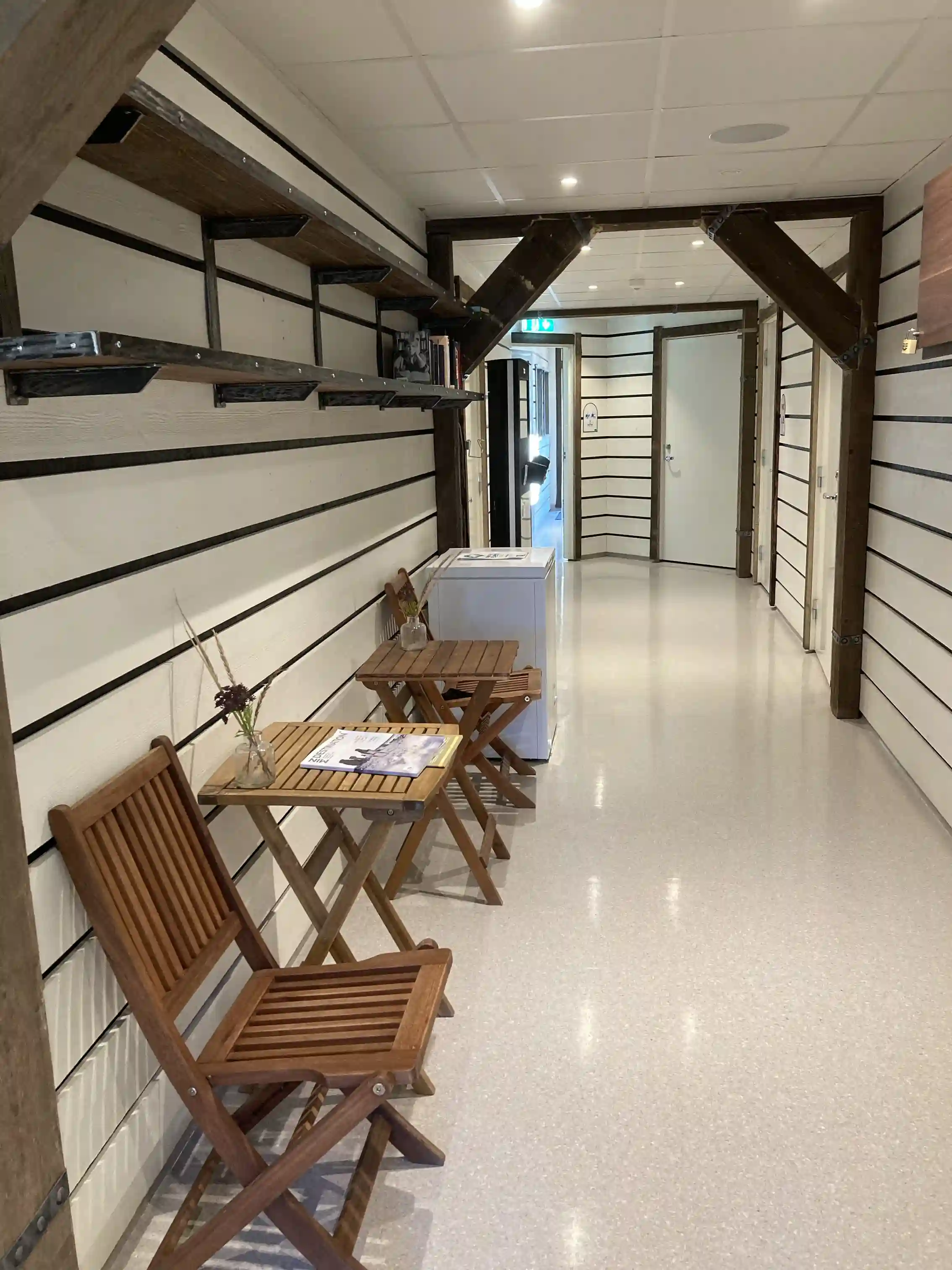 En inomhusmiljö på Kneippbyn Resort Visby med trägolv, trätak och glasdetaljer.