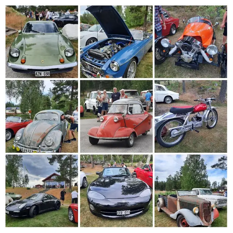 En klassisk bil av antik modell står parkerad utomhus vid Skruvs vildmarkscamping, omgiven av grönska. Bilen har framträdande däck och en iögonfallande exteriör.