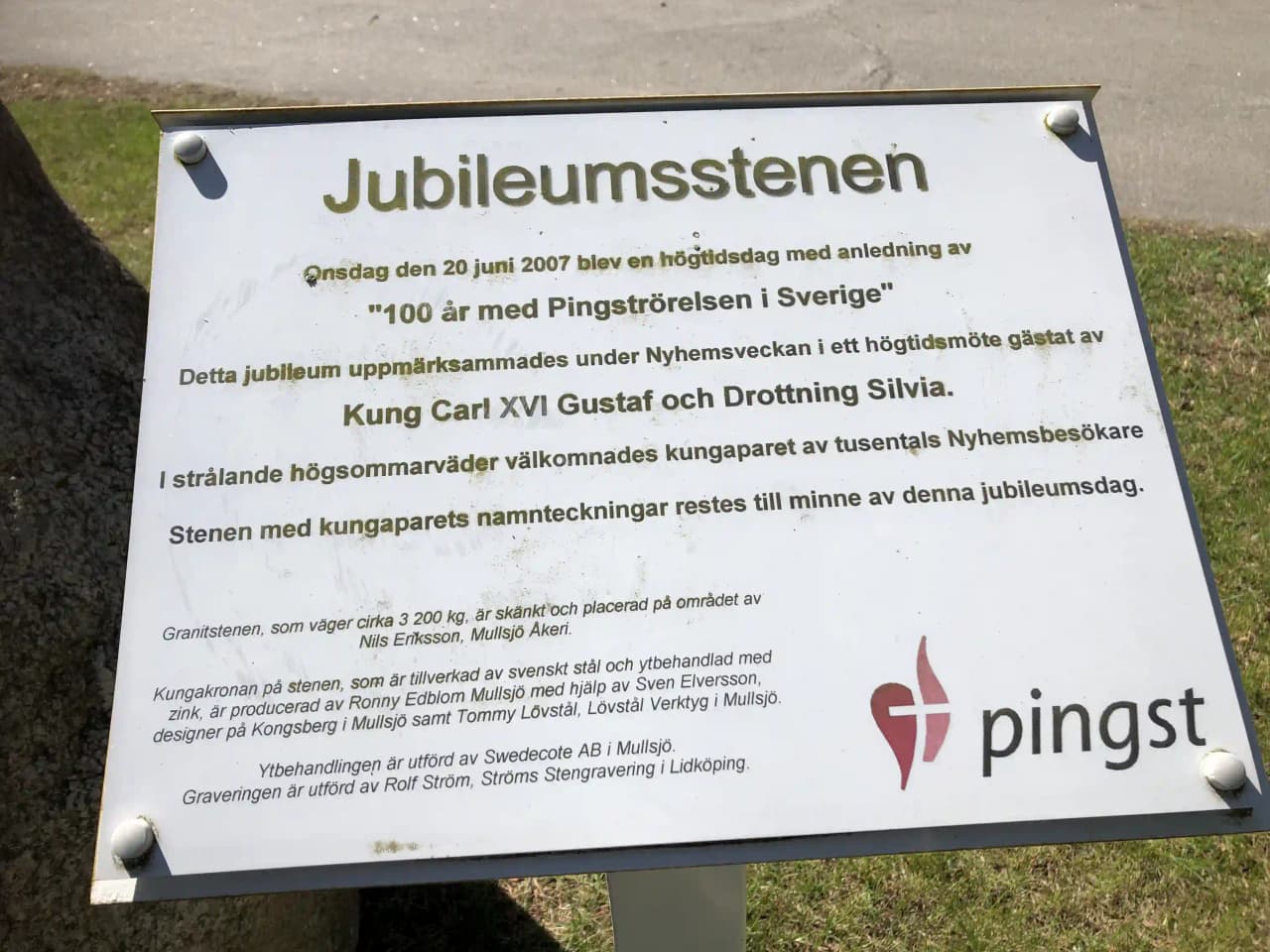 En närbild av en minnesplakett på Nyhemsgården, med text och klassisk typsnitt som beskriver platsens betydelse.