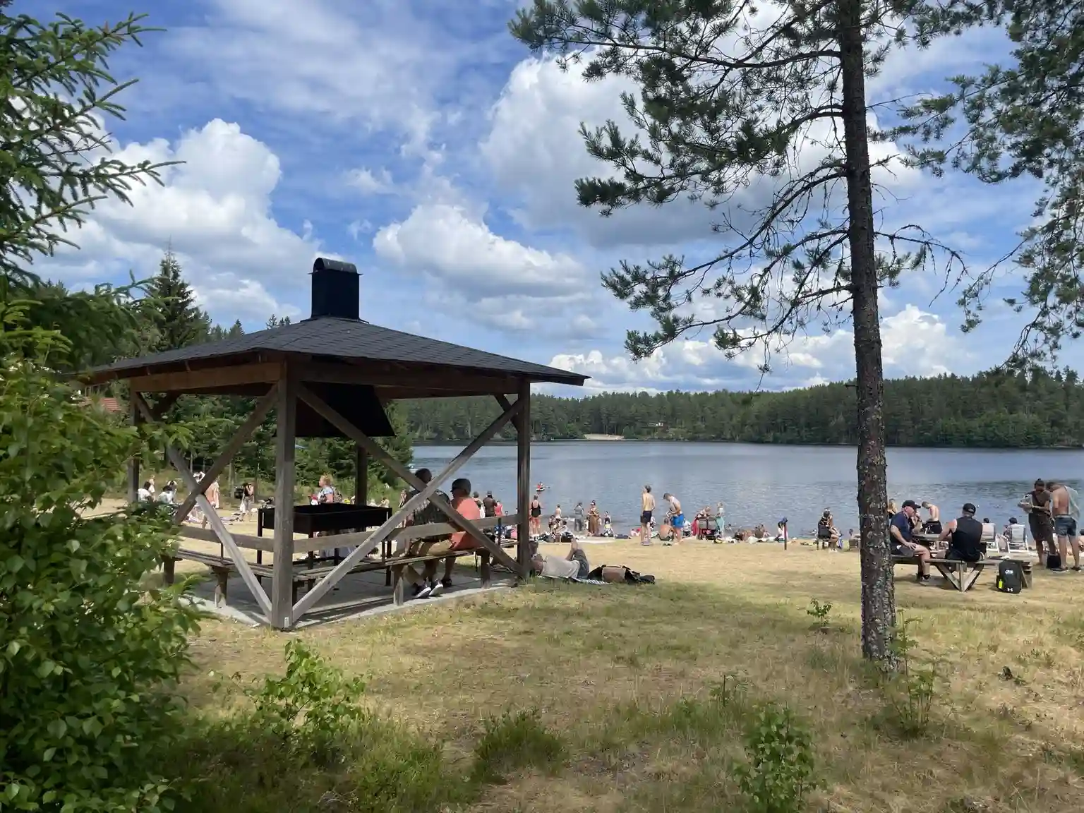 Nyhemsgården i Mullsjö: Upplev naturnära camping med aktiviteter för hela familjen vid sjön Stråkens klara vatten!