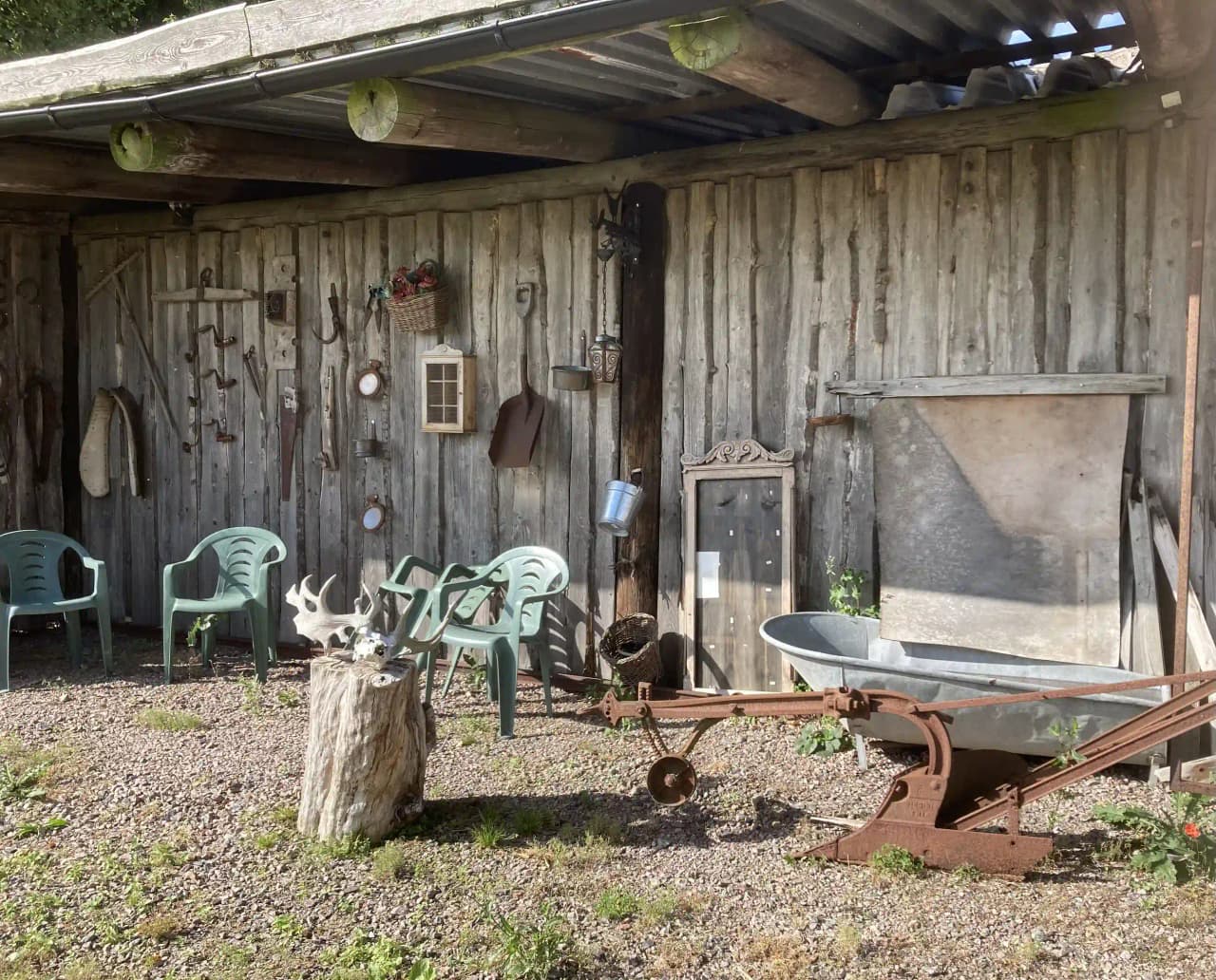 Upplev Vilda Västern i Skåne! Ställplats Wild West bjuder på en unik cowboy-äventyr med lugn, gemenskap och äkta westernglädje!