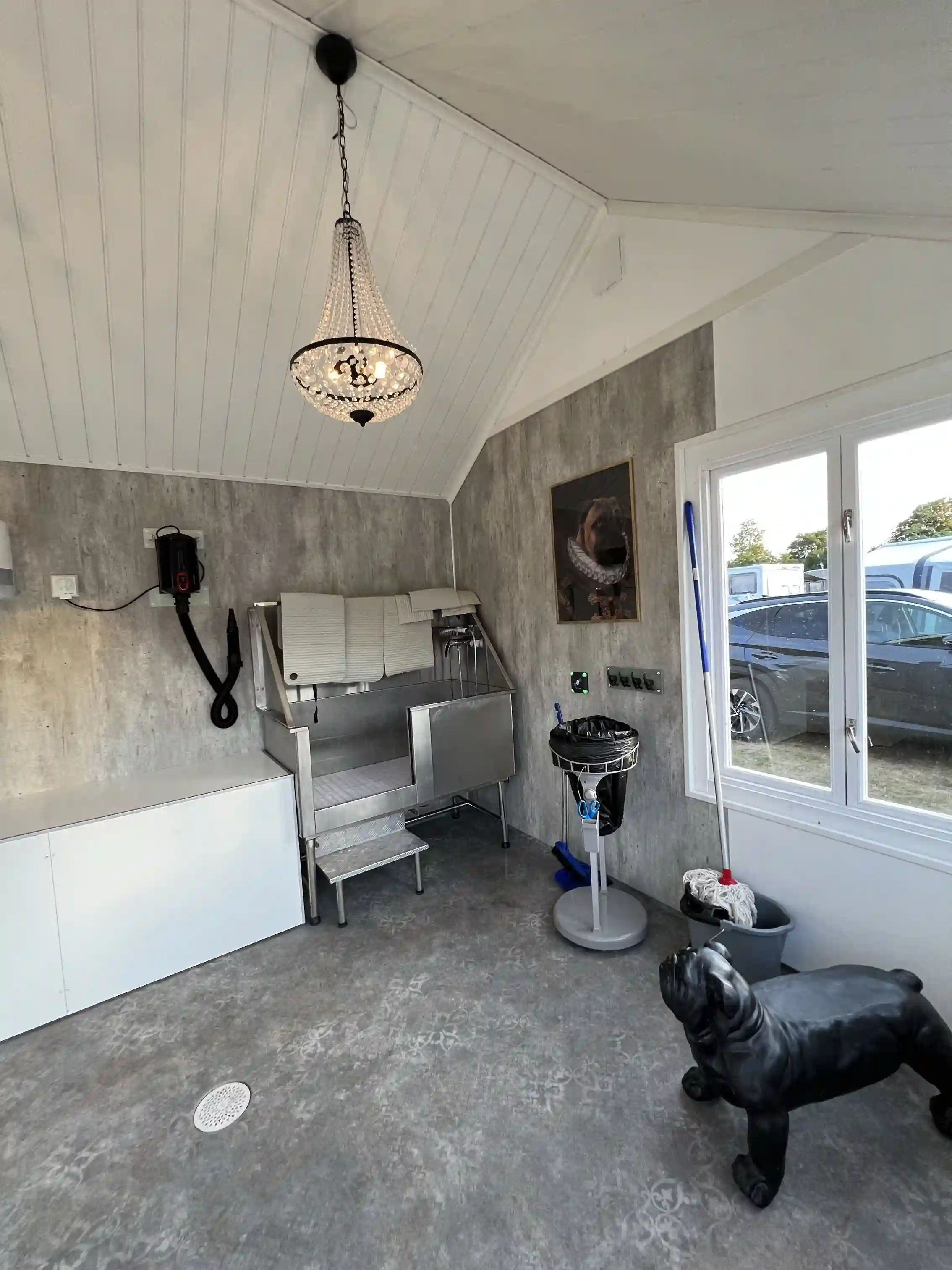 En taklampa i en campingmiljö på Sandbybadets camping.